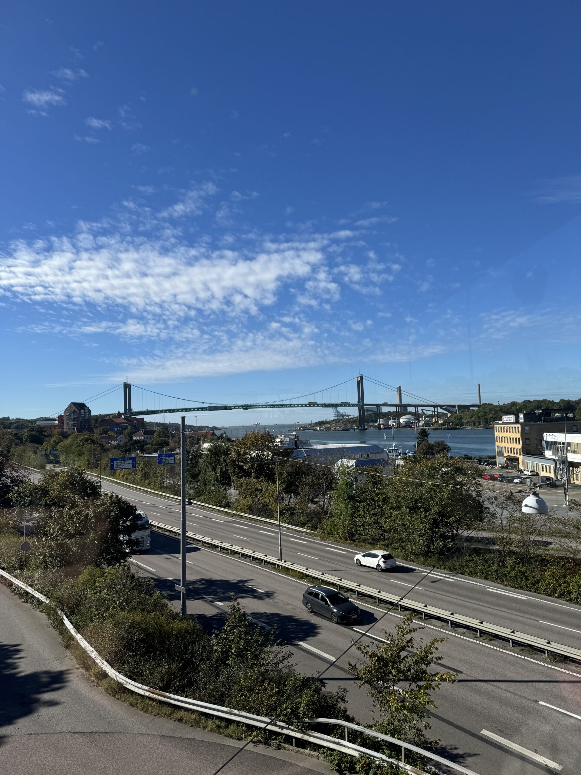 Utsikt från Kustgatans fönster där Älvsborgsbron står i fokus